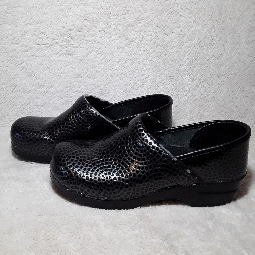 Dansko Black Patterned Clogs Size 41 - image 4